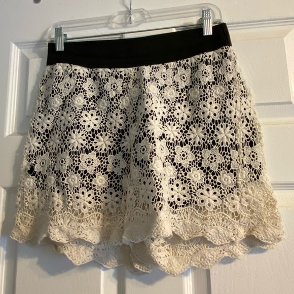 White lace shorts with black lining underneath - Picture 2 of 2